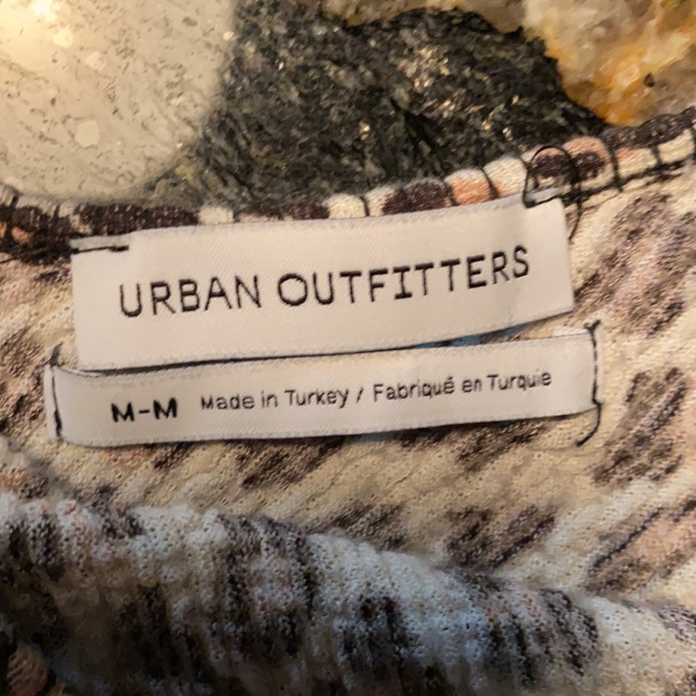 Urban Outfitters long sleeve cheetah crop top - Picture 2 of 2